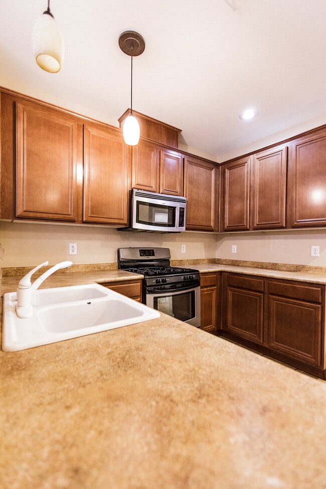 Building Photo - Beautiful Mountain's Edge Community