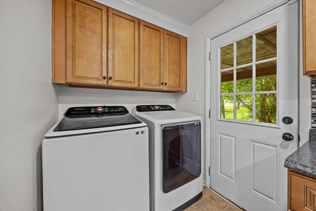 Building Photo - 3 Bedroom 2 Freshly Remodeled Bathrooms