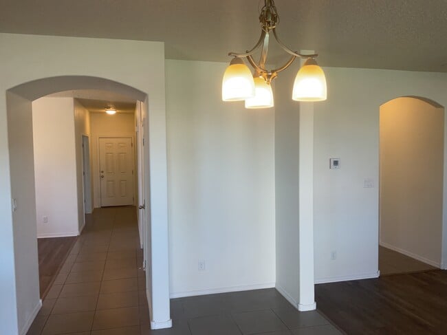 Building Photo - 904 Crown Ct NE