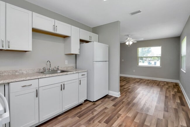 Building Photo - Beautifully Updated 3/2 in Bradenton — Up to One Month Free!