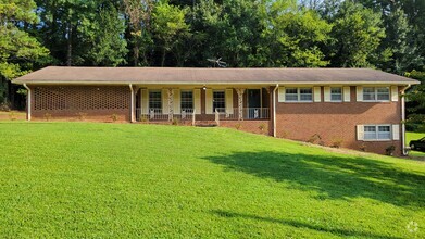 Building Photo - 4 BEDROOM 2 BATH HOME