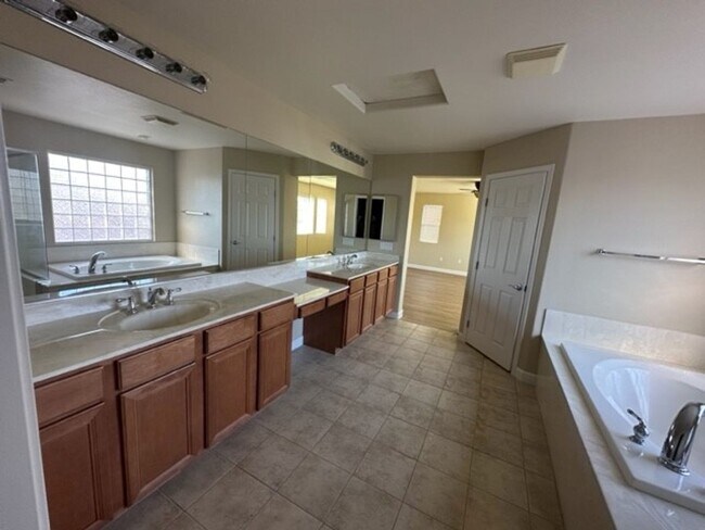 Building Photo - Beautiful 4 bedroom home In Paseos Summerlin - 2 Weeks free 1st month rent!!! Minutes from DT Sum...
