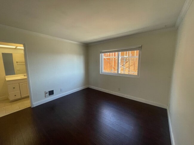 Building Photo - 1 Bedroom Just Blocks From the Ocean