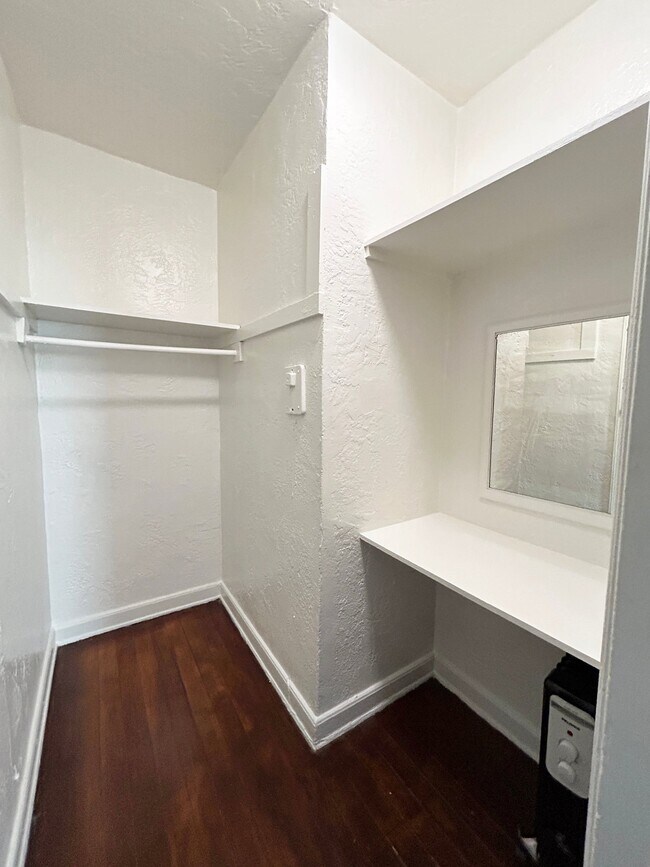 Building Photo - 1523 N McCadden Pl