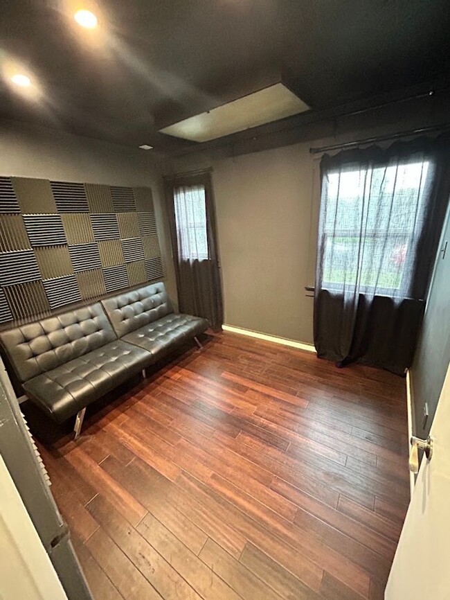 Building Photo - Three Bedroom House for Rent With a Garage...
