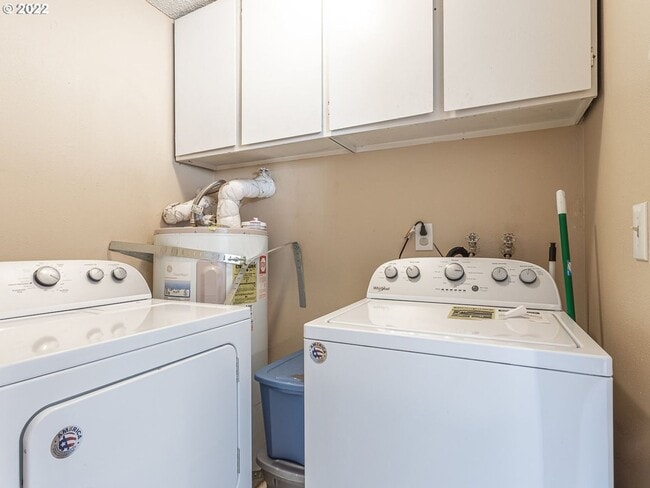 Building Photo - Bright Interior with Generous Bedroom Space – Includes Washer and Dryer
