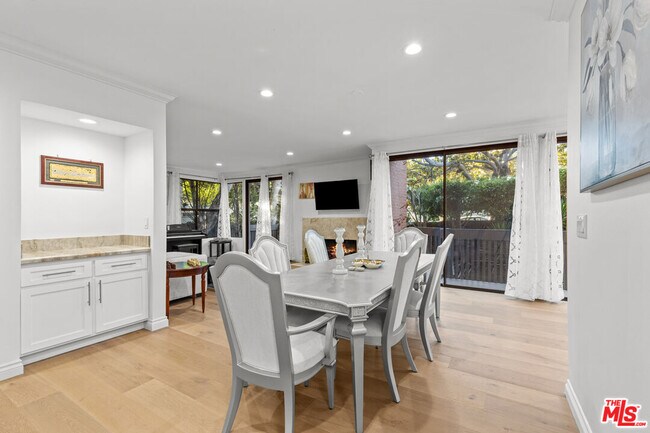 Building Photo - 450 San Vicente Blvd