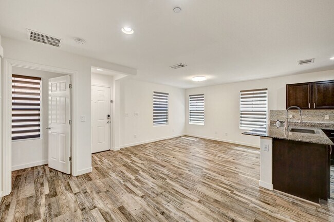 Building Photo - Exquisite Townhome - Life of luxury