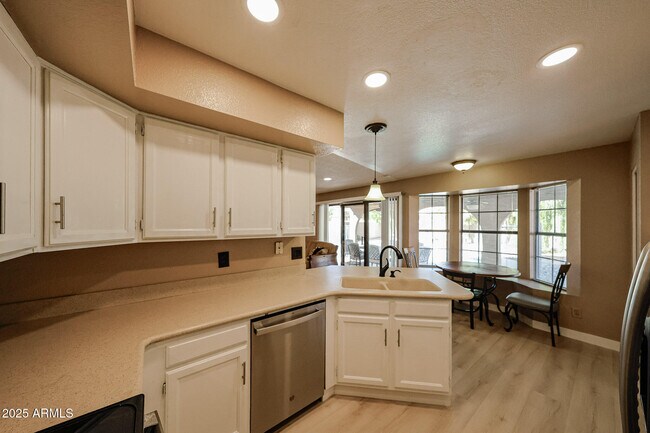 Building Photo - 5440 W Beryl Ave