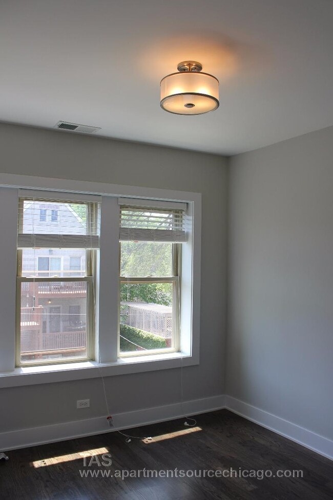 Building Photo - 3917 N Janssen Ave