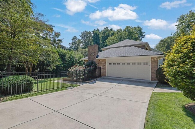 Building Photo - 5179 Meadowlake Dr