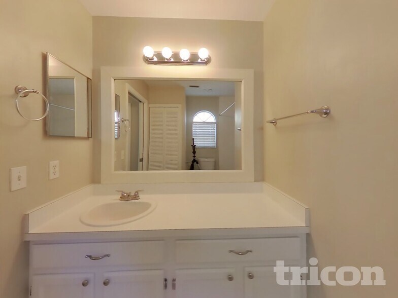 Building Photo - 1627 Chatham Cir