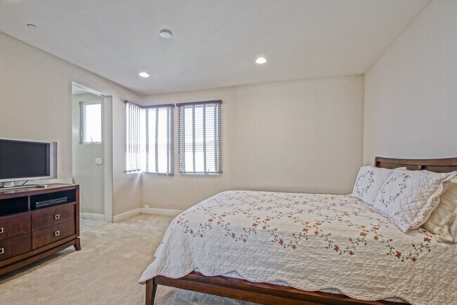 Building Photo - 308 Gull St