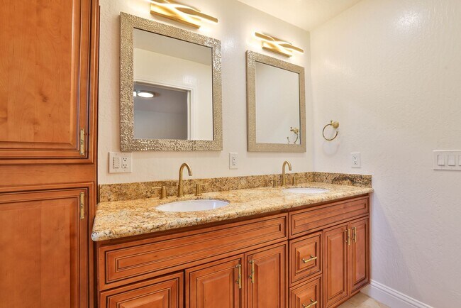 Building Photo - 1327 Essex Way