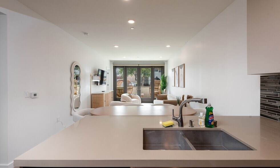 Building Photo - 1070 S Bedford St