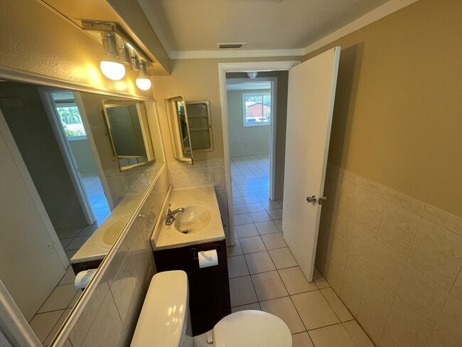 Building Photo - Cozy 3-Bedroom Home on a Corner Lot in Hol...
