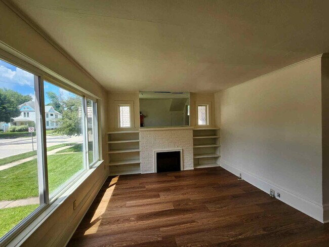 Primary Photo - Bright Lower Apt with HIGH ceilings
