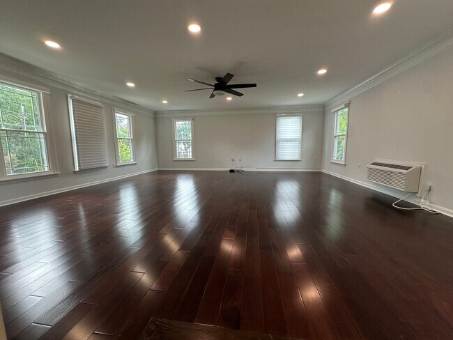 Building Photo - 805 Golden Arrow St