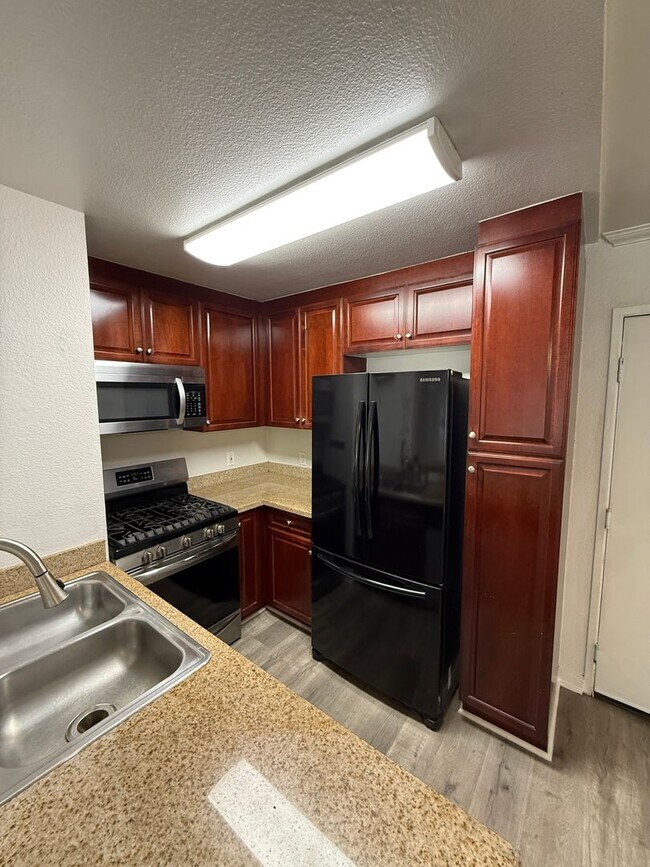 Building Photo - Modern 1BD/1BA Condo at The Met Warner Center! Ready for Move-In!