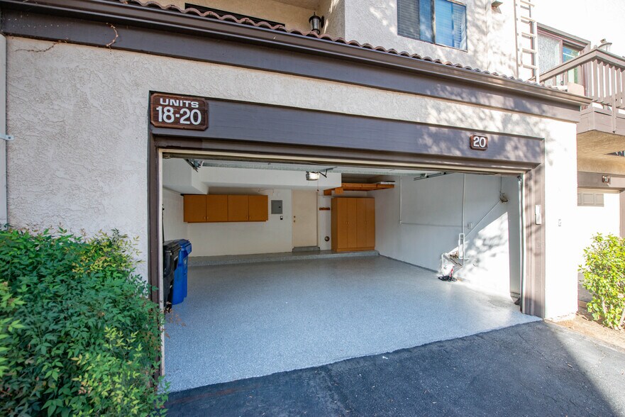 Building Photo - 5757 Owensmouth Ave