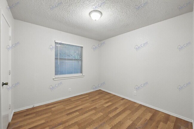 Building Photo - 6708 S Creek Dr