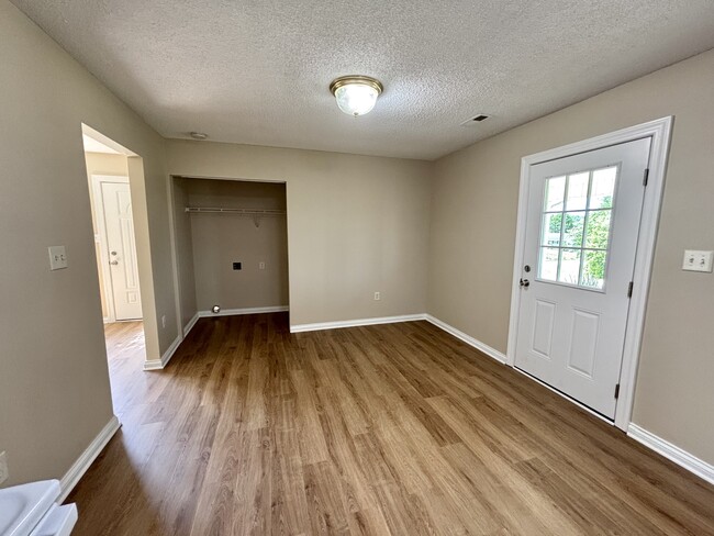 Building Photo - 5317 Beechwood Dr