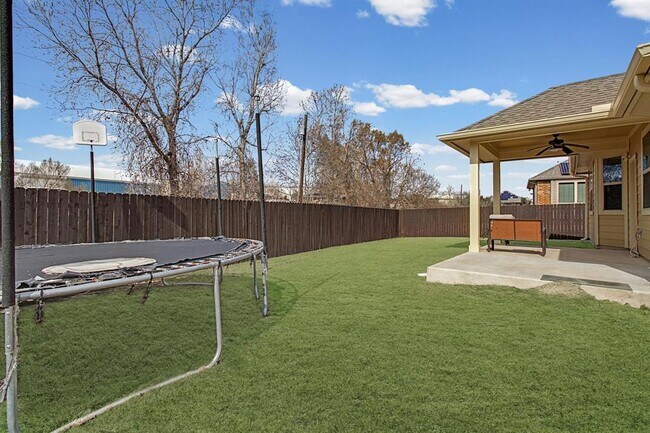 Building Photo - 501 Silver Trail