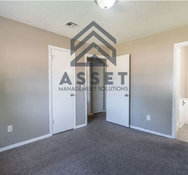 Building Photo - Cute 5 Bedroom House!