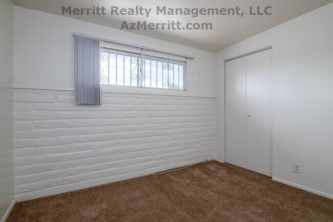 Building Photo - 4 Bedroom, 2 bath, air conditioned, fenced...