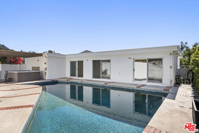 Building Photo - 3540 Berry Dr