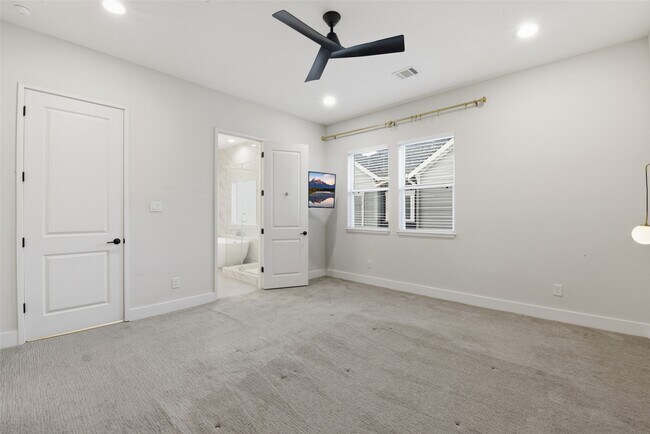 Building Photo - 2204 Lou Ellen Ln