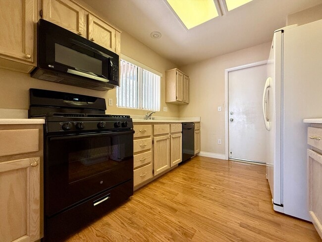 Building Photo - Spectacular furnished 2 bedroom townhouse ...