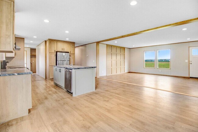 Building Photo - SPACIOUS 4 BR | 3 BA HOME W/ PLENTY OF PRI...