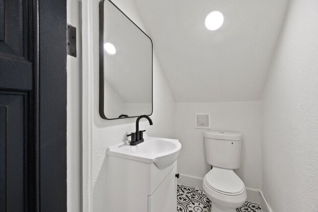 Building Photo - 6 BED 4 BATH + plus study and game room fu...
