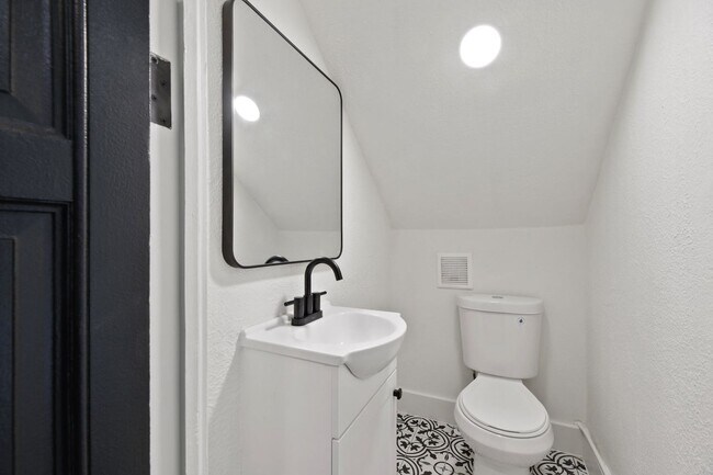 Building Photo - 8 BED 4 BATH Fully remodeled house in West...