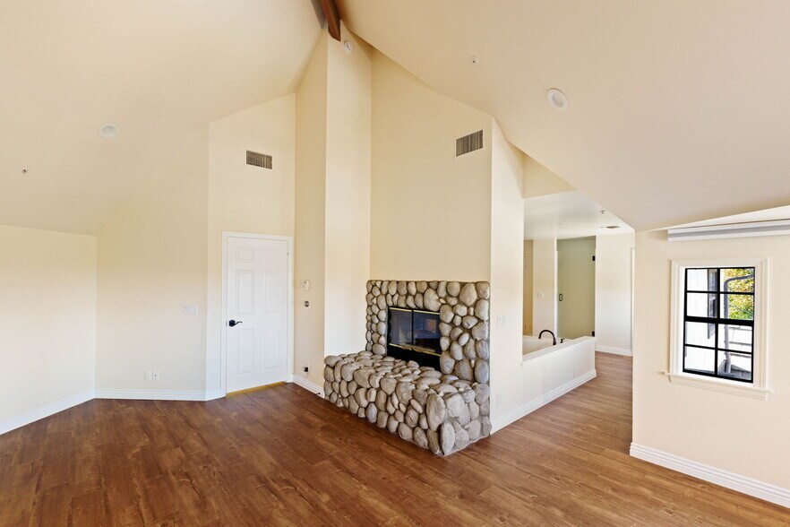 Building Photo - 5237 San Feliciano Dr