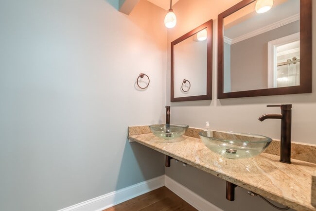 Building Photo - Gorgeous 2-Bedroom Condo Near Fletcher Par...