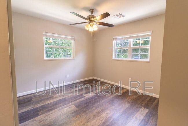 Building Photo - 216 E Zuni Dr