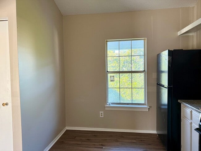 Building Photo - 2 bedroom 2nd Story Condo in Virginia Beach