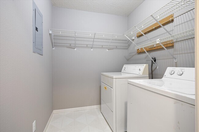 Building Photo - 2636 Villa Park Dr