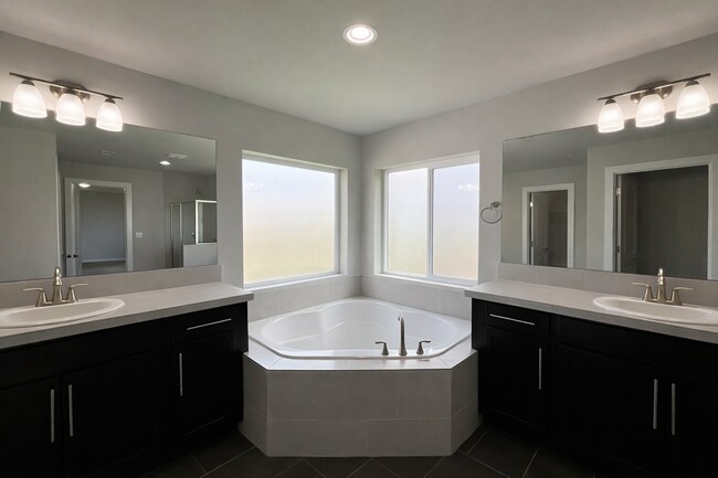 Building Photo - Spacious 4-Bedroom Home with Balcony and Fenced Yard in Marysville