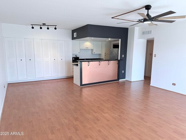 Building Photo - 207 W Clarendon Ave