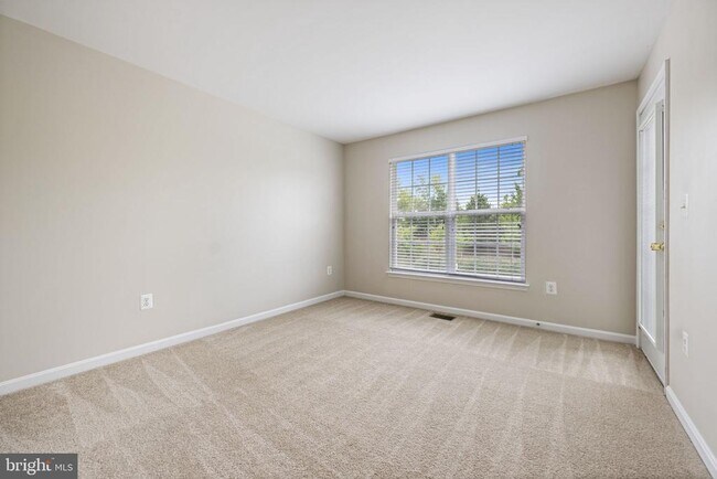 Building Photo - 15555 John Diskin Cir