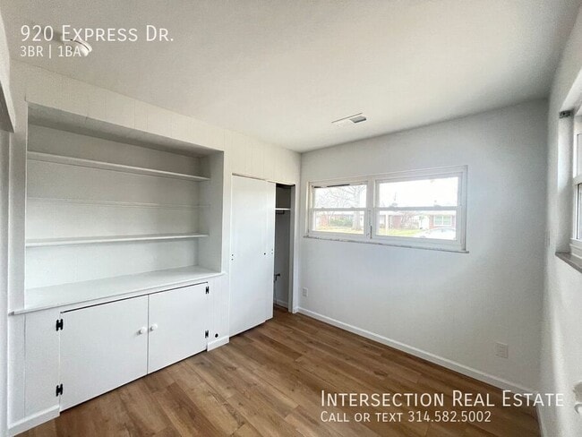 Building Photo - 920 Express Dr