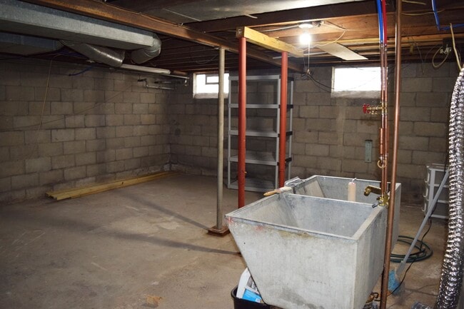 Building Photo - CHARMING DUPLEX HOME FOR LEASE IN WESTLAND!