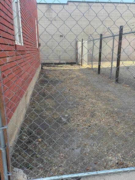 Building Photo - 216 W Fayette Ave