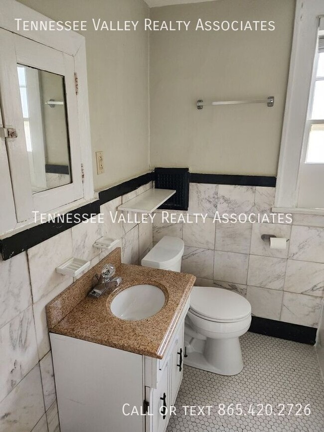 Building Photo - 419 Noelton Dr SW