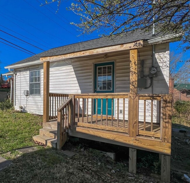 Building Photo - Move-In Specials Available! Single-Family Home Downtown Clarksville!