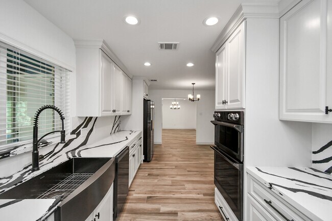 Building Photo - 1805 East Ave