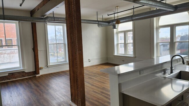 Building Photo - Flowers Building Condominiums Convenient To Downtown!!